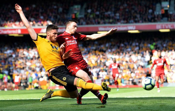 Robertson y Doherty pelean por el balón 