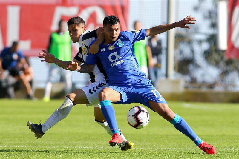 Tecatito disputa un balón en el juego vs Nacional