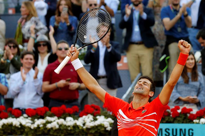 Novak Djokovic celebra su triunfo en el Abierto de Madrid