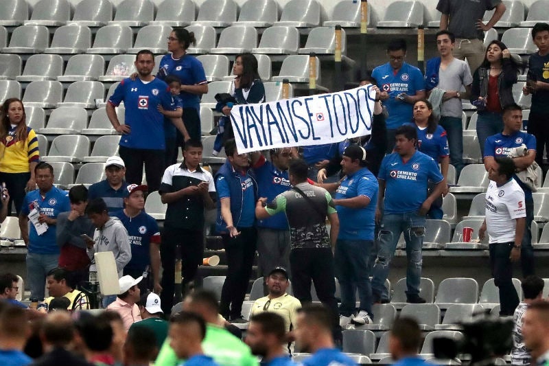 Aficionados del Cruz Azul protestan con una manta