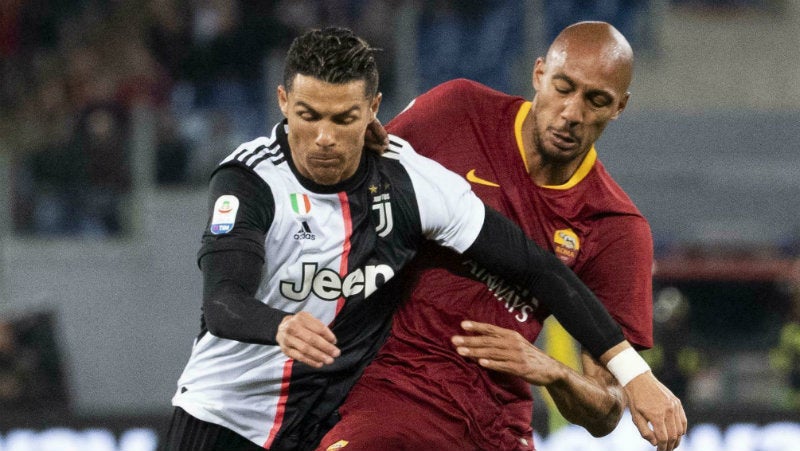 Cristiano disputa un balón con Steven Nzonzi 