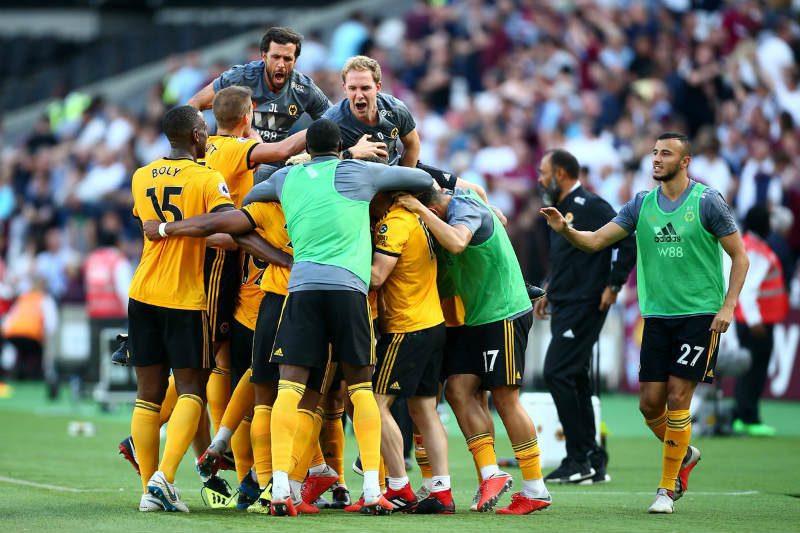 Jugadores de Wolves festejan un gol 