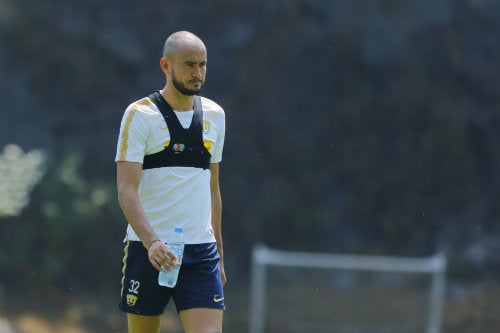 González durante un entrenamiento con Pumas