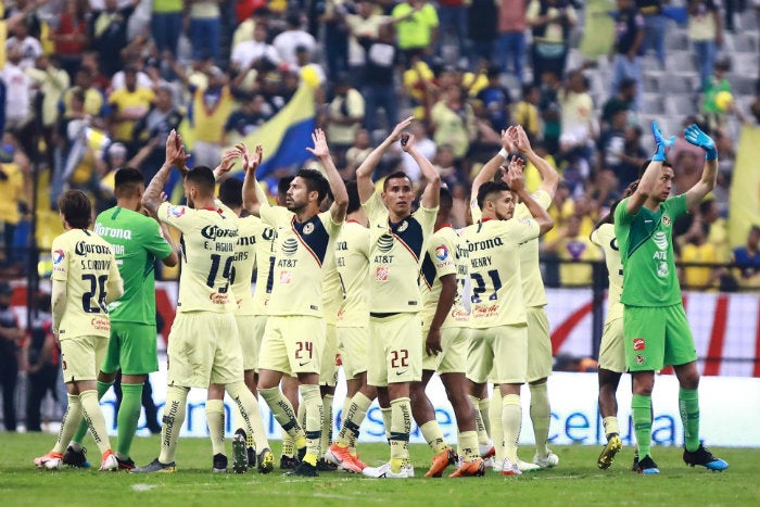 Jugadores del América festejan después del partido