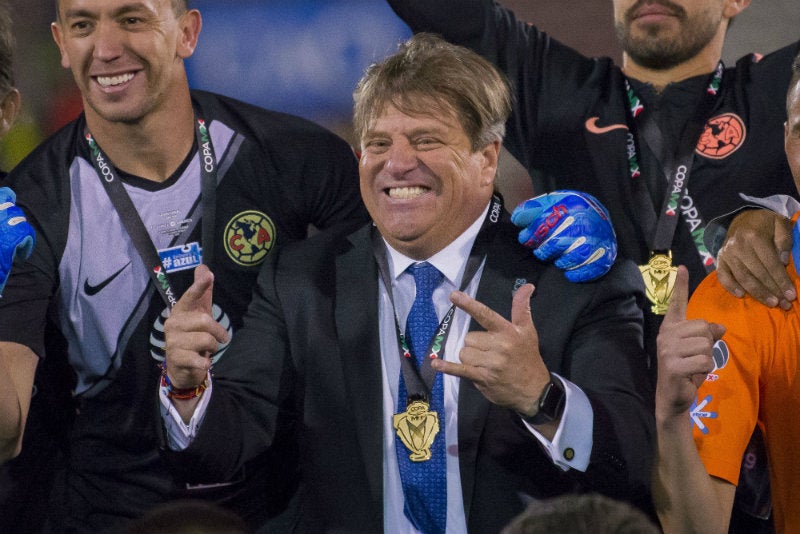 Marchesín y Miguel Herrera celebran el título de la Copa MX