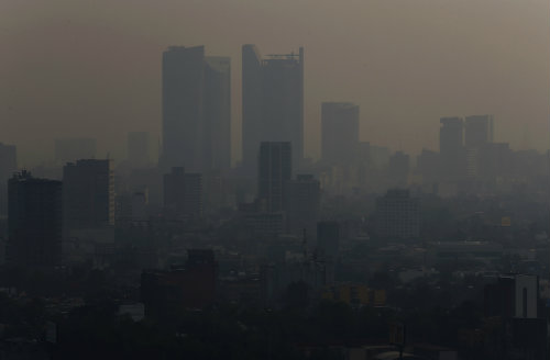 Nube de humo y contaminación en la capital mexicana 