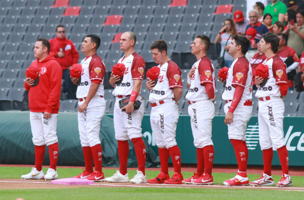 Jugadores de los Diablos Rojos antes de un partido de beisbol