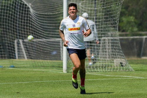 Iturbe durante un entrenamiento con Pumas