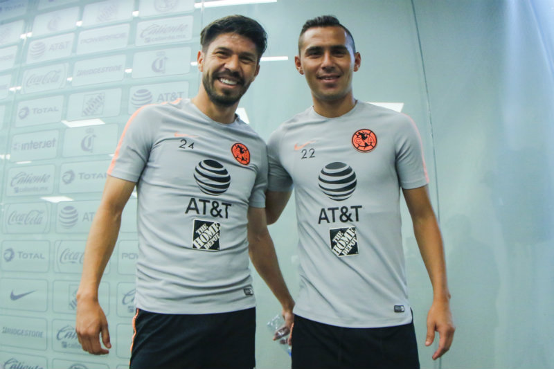 Oribe y Aguilar posan tras ofrecer conferencia de prensa