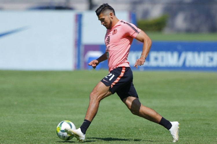 Henry Martín, durante un entrenamiento con América