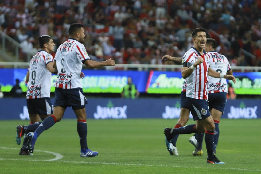 Chivas celebra anotación en el Estadio Akron 