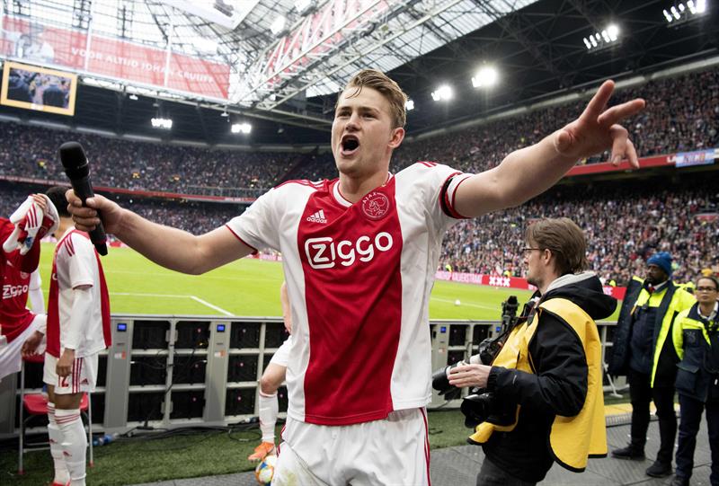 De Ligt  festeja tras ganar el título con el Ajax