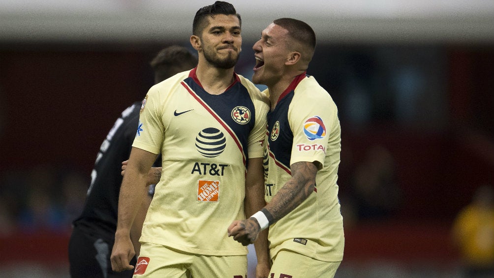 Henry Martín y Nico Castillo festejan un gol con América