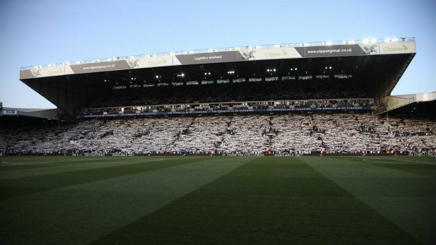 Aficionados pintan de blanco las gradas en partido del Leeds United