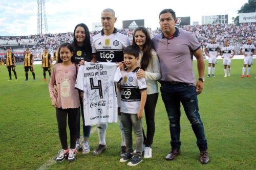 Verón y su familia durante el último partido de su carrera 