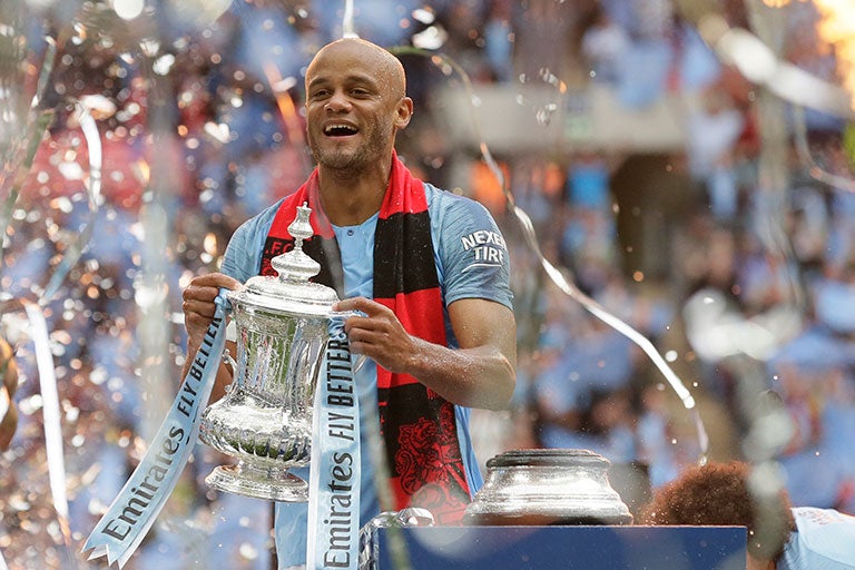 Vincent Kompany alza la FA Cup