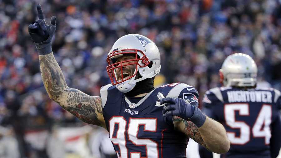 Chris Long festeja triunfo con los Pats