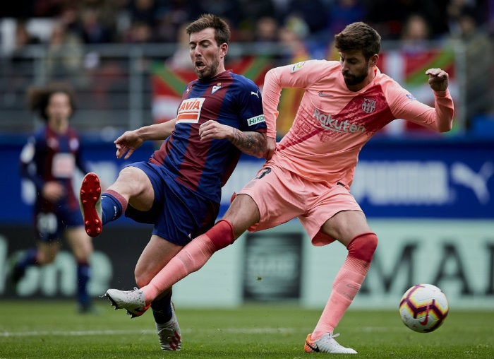 Piqué disputando el balón en el duelo vs Eibar 