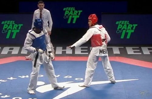 Carlos Sansores en acción durante su combate ante Rafael Alva