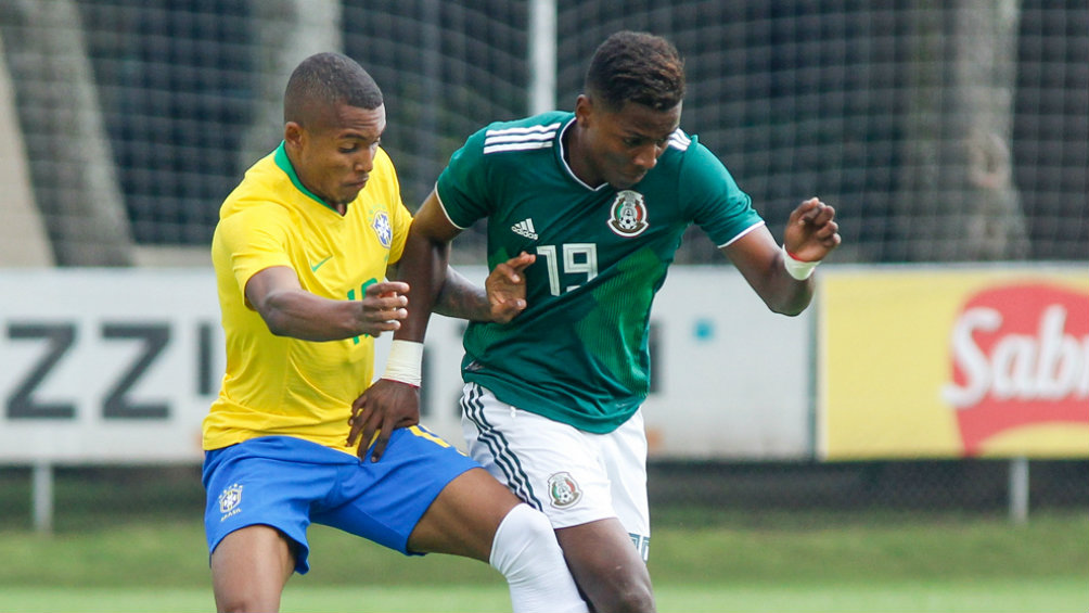 Joao Maleck, disputa la pelota en juego México vs Brasil