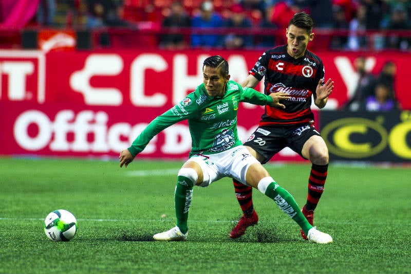 Rodríguez protege el balón en un juego vs Xolos