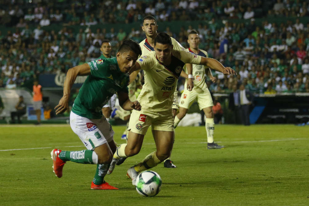 Angel Mena y Jorge Sanchez, luchan por la redonda