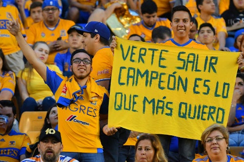 Seguidores de Tigres alientan a su equipo en encuentro ante Rayados 