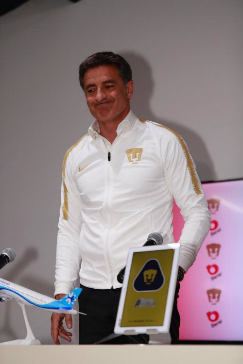 Míchel durante su presentación como DT de Pumas