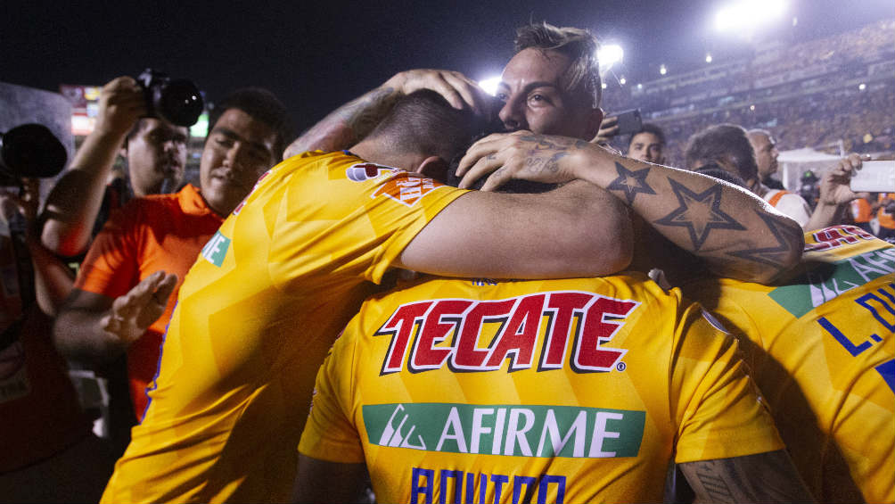 Jugadores de Tigres celebran anotación de Gignac