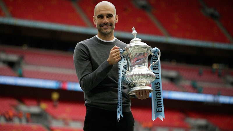 Pep posa con el trofeo de la FA Cup