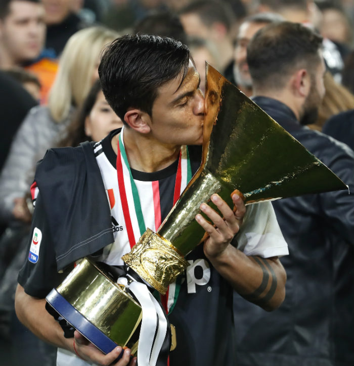 Dybala con el título de la Super Copa de Italia 