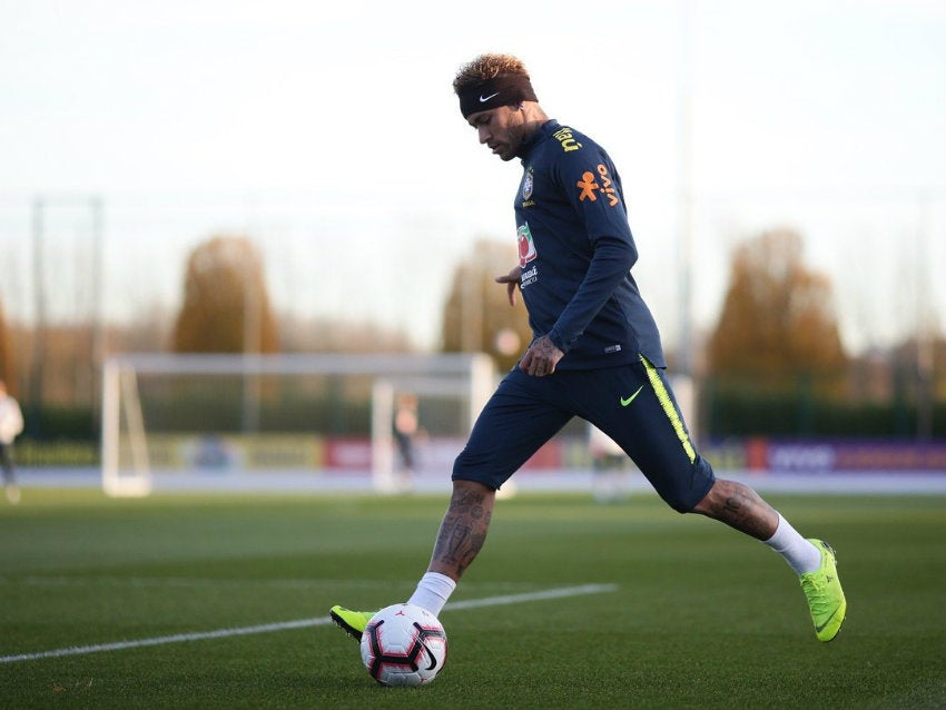 Neymar durante un entrenamiento de la selección 