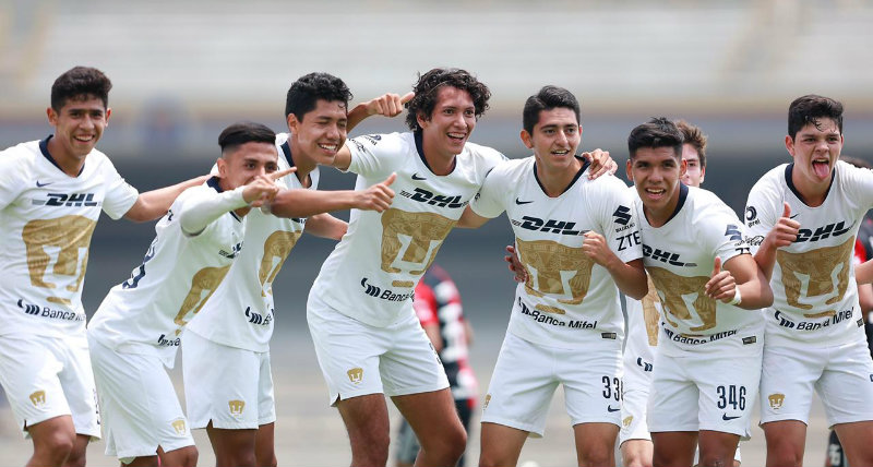 Jugadores de Pumas Sub 17 festejan un gol vs Atlas