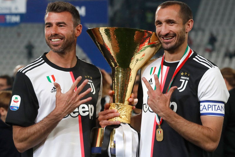 Barzagli y Chiellini, con el trofeo de la Serie A