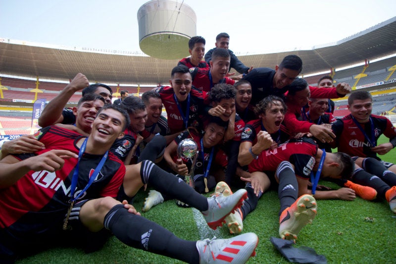 Jugadores de Atlas Sub 20 festejan con el trofeo del C2019