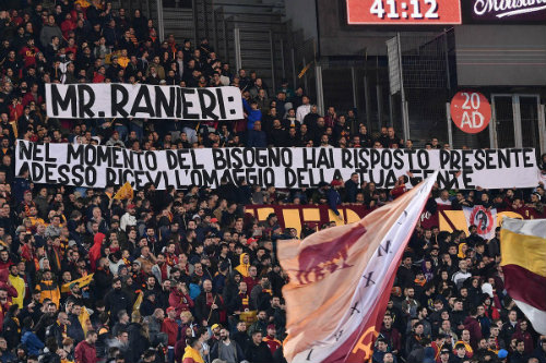 Afición de la Roma homenajea a Claudio Ranieri 