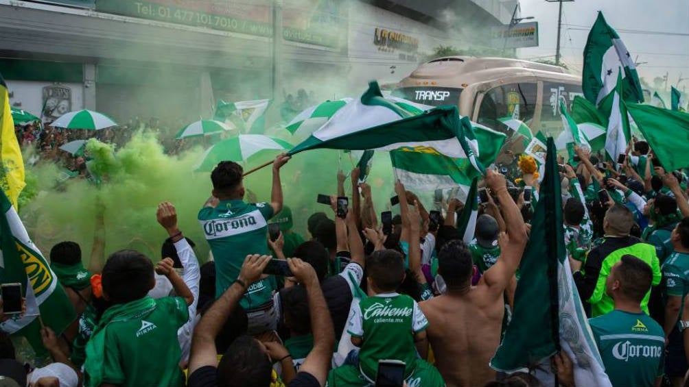 Aficionados apoyan a León con un enorme pasillo