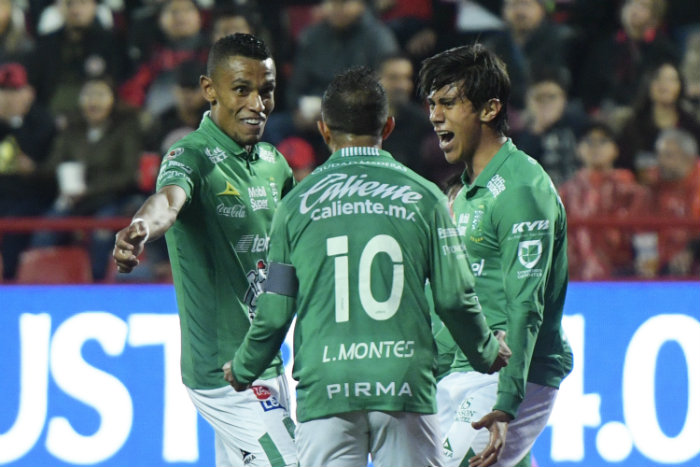 Jugadores del León en festejo de gol 