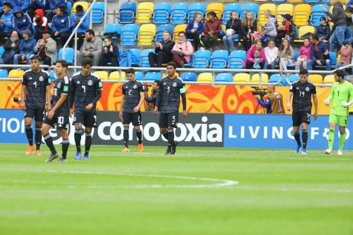 Jugadores de México en lamento durante el partido ante Japón 