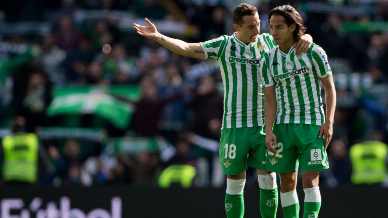 Andrés Guardado y Diego Lainez durante un encuentro con el Betis