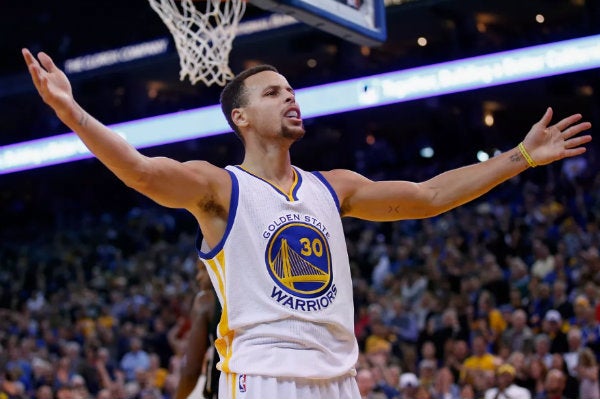 Stephen Curry festeja un triunfo de los Warriors