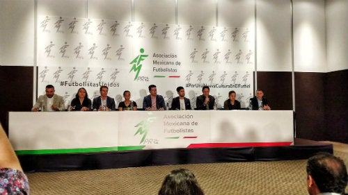 Integrantes de la AMFpro en conferencia de prensa 