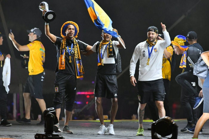 Jugadores de Tigres festejan título