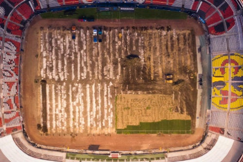 Trabajos del nuevo césped natural en la cancha del Azteca 