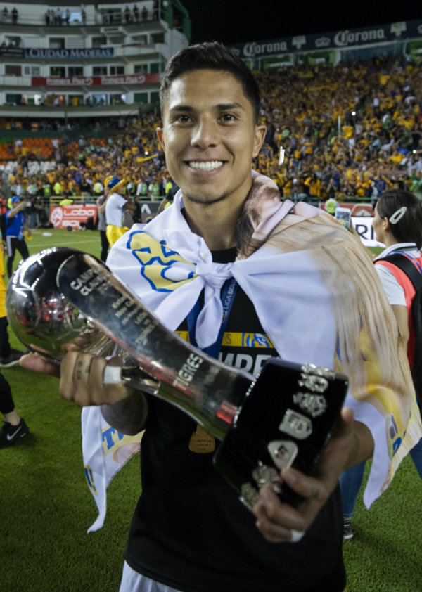 Carlos Salcedo con el trofeo de Campeón de la Liga MX