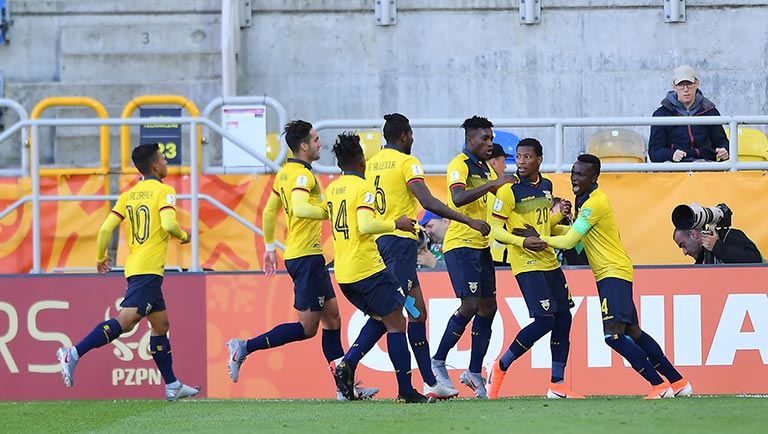 Jugadores de Ecuador celebra su gol