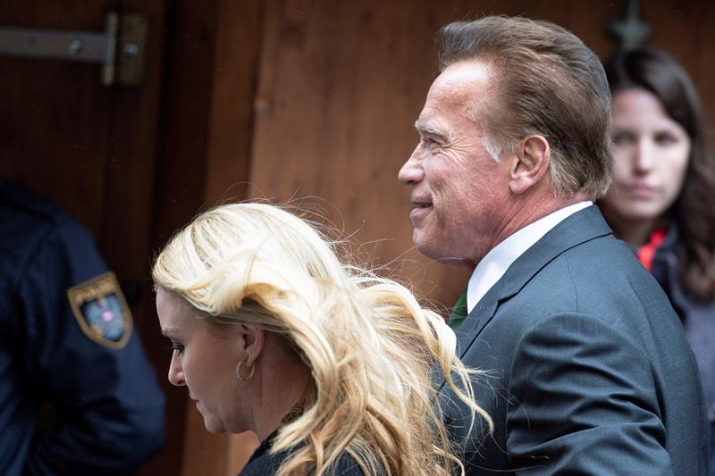 Arnold Schwarzenegger acude a la catedral