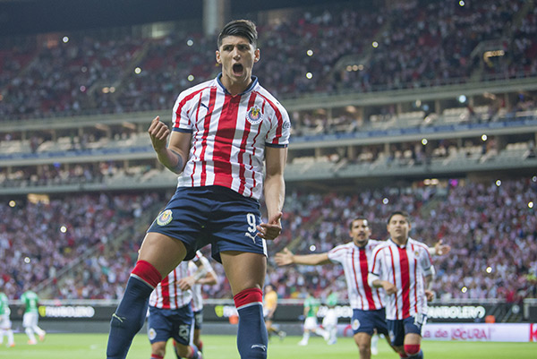 Alan Pulido celebra gol con Chivas 
