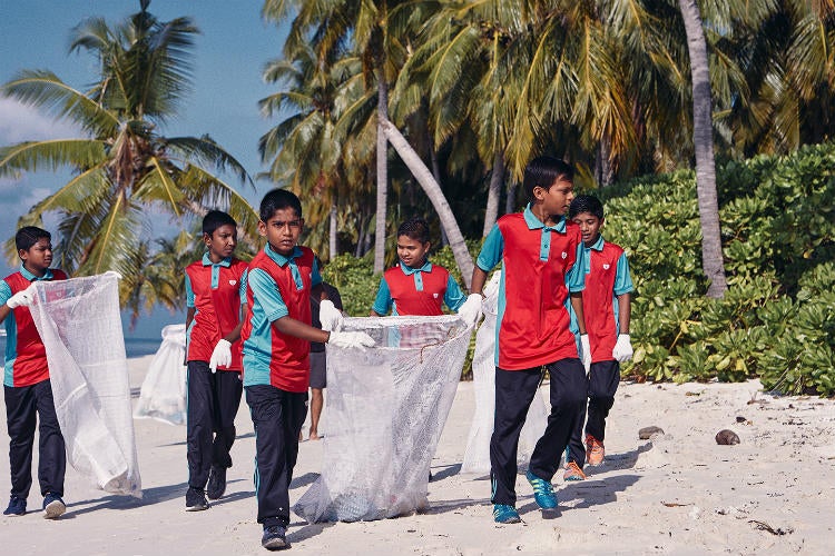 Niños realizan tareas de reciclaje en la paya