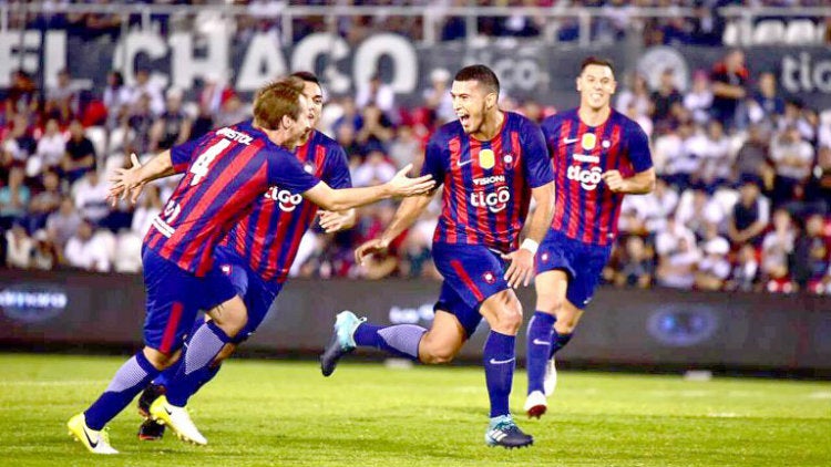 Juan Escobar celebra gol con Cerro Porteño